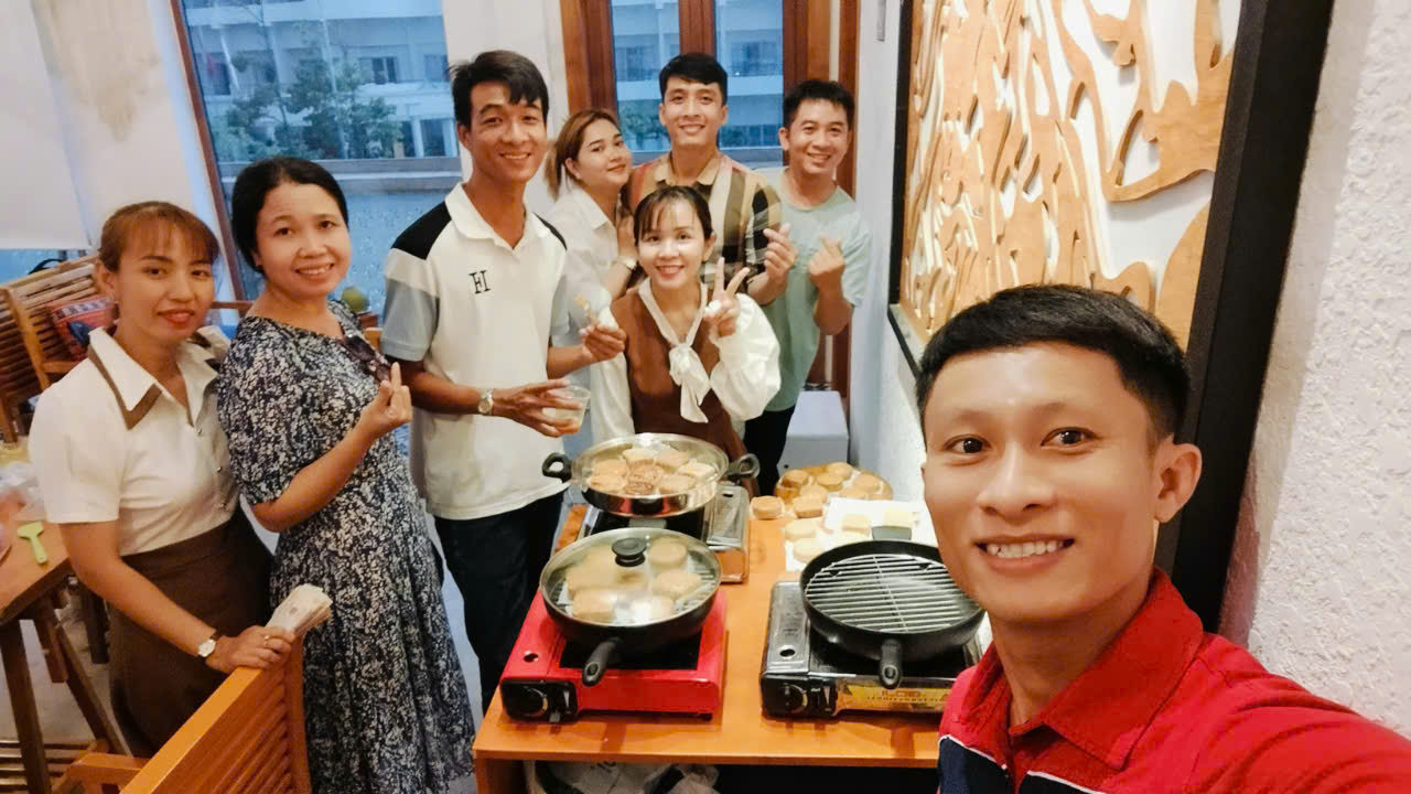 Lê Khánh Dân trải nghiệm làm bánh Trung Thu với Nồi Chảo Amway Queen Cook bên người thân yêu